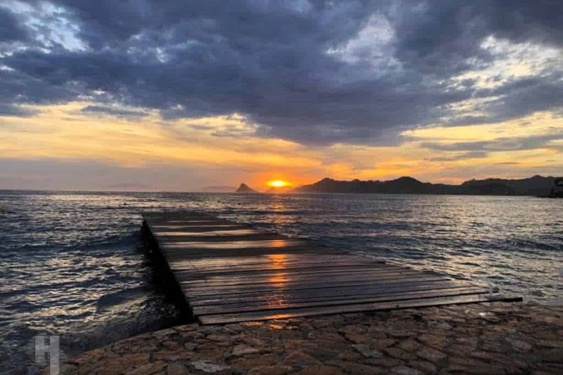 Casa adosada lista para entrar a vivir con vistas al mar, 4 dormitorios y potencial de alquiler en Calabardina