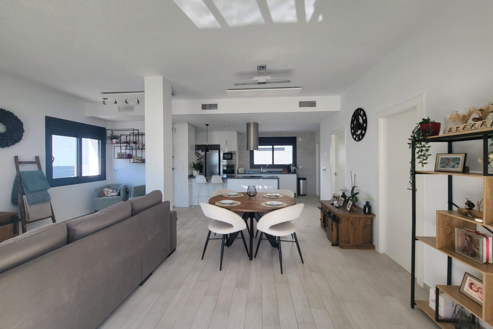 Casa moderna en esquina con piscina privada y terraza en Daya Vieja, Costa Blanca