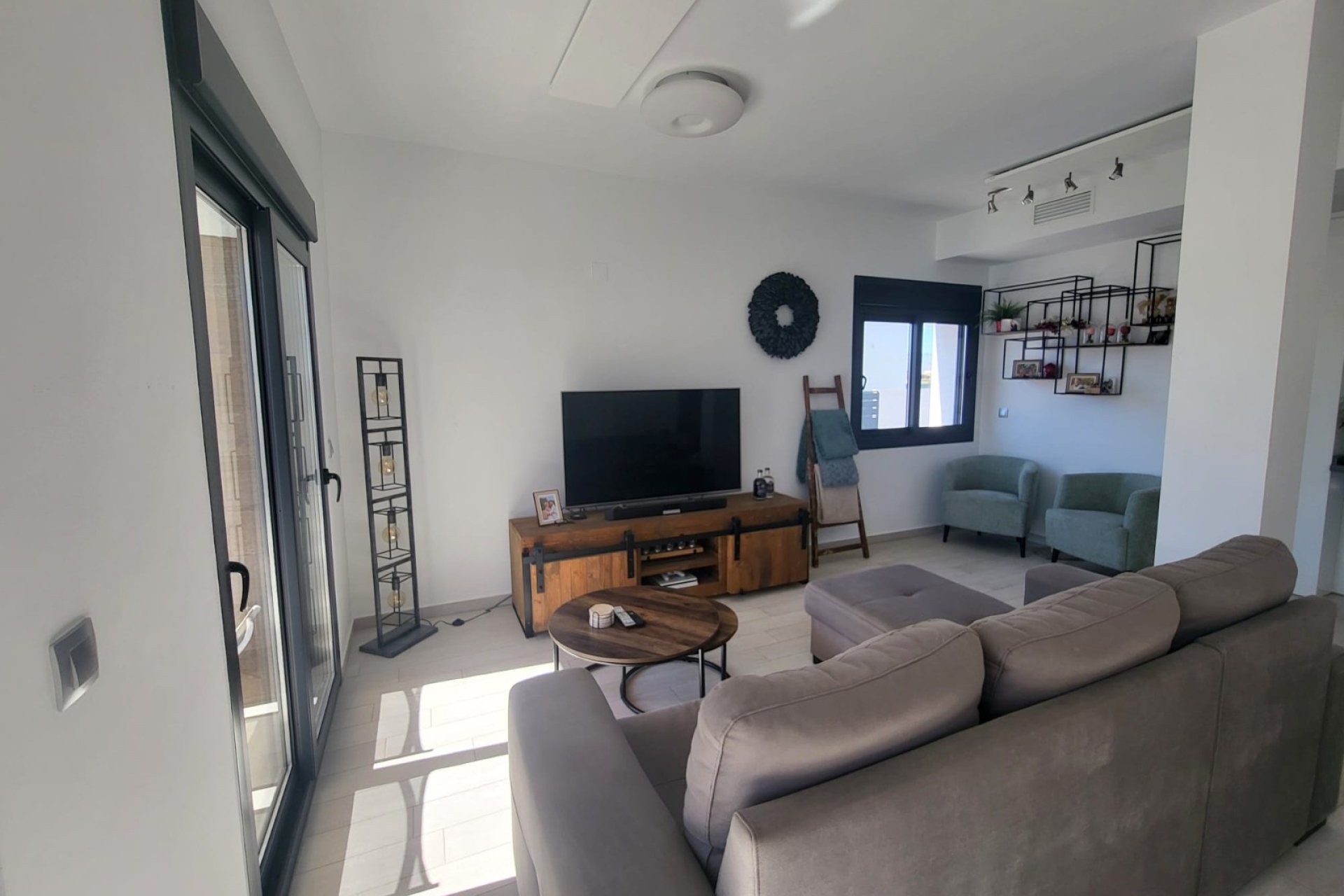 Casa moderna en esquina con piscina privada y terraza en Daya Vieja, Costa Blanca