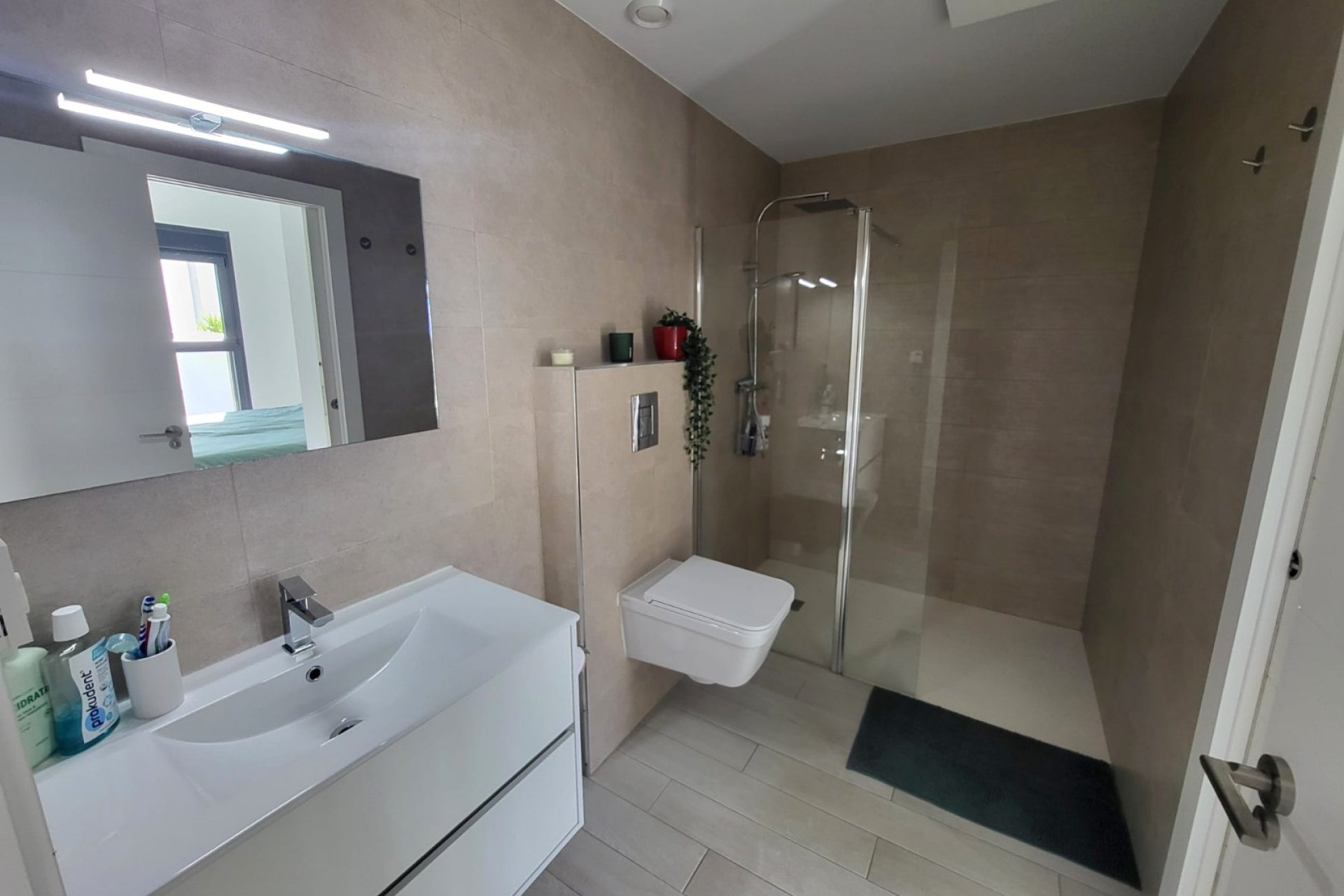 Casa moderna en esquina con piscina privada y terraza en Daya Vieja, Costa Blanca