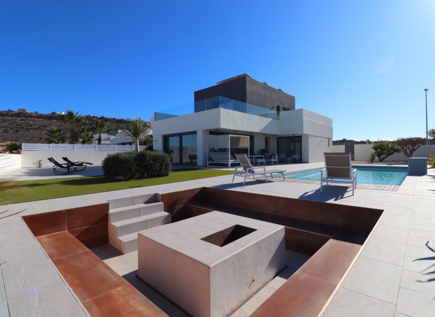 Chalet de lujo en Benimar con piscina privada, 3 dormitorios y vistas a la montaña