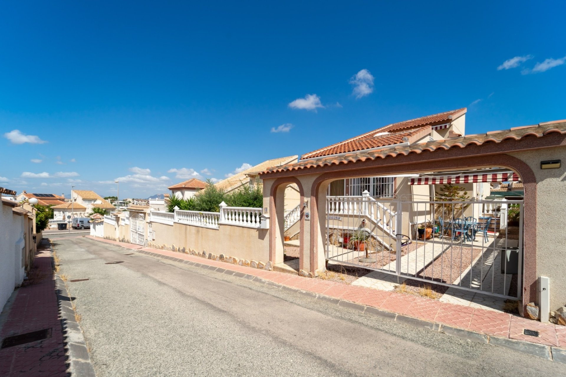 Chalet independiente con piscina privada y 3 dormitorios en Rojales, Costa Blanca