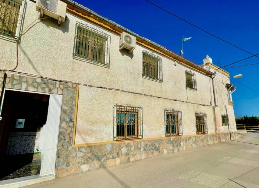 Charmante landelijke finca met 3 slaapkamers en panoramisch uitzicht nabij Orihuela
