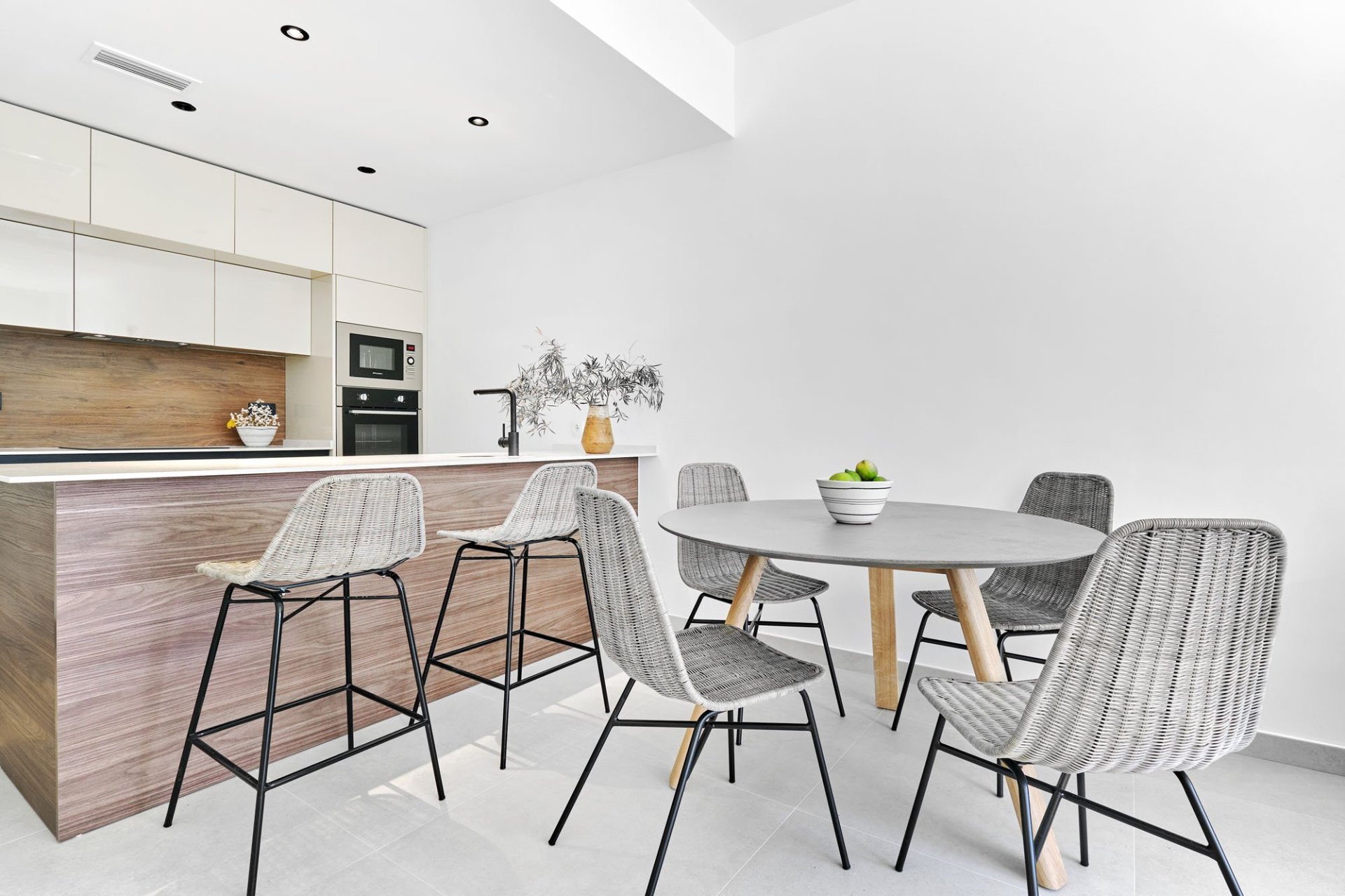 Comfortabele bungalow met tuin en solarium nabij zee in Torrevieja, 2 slaapkamers