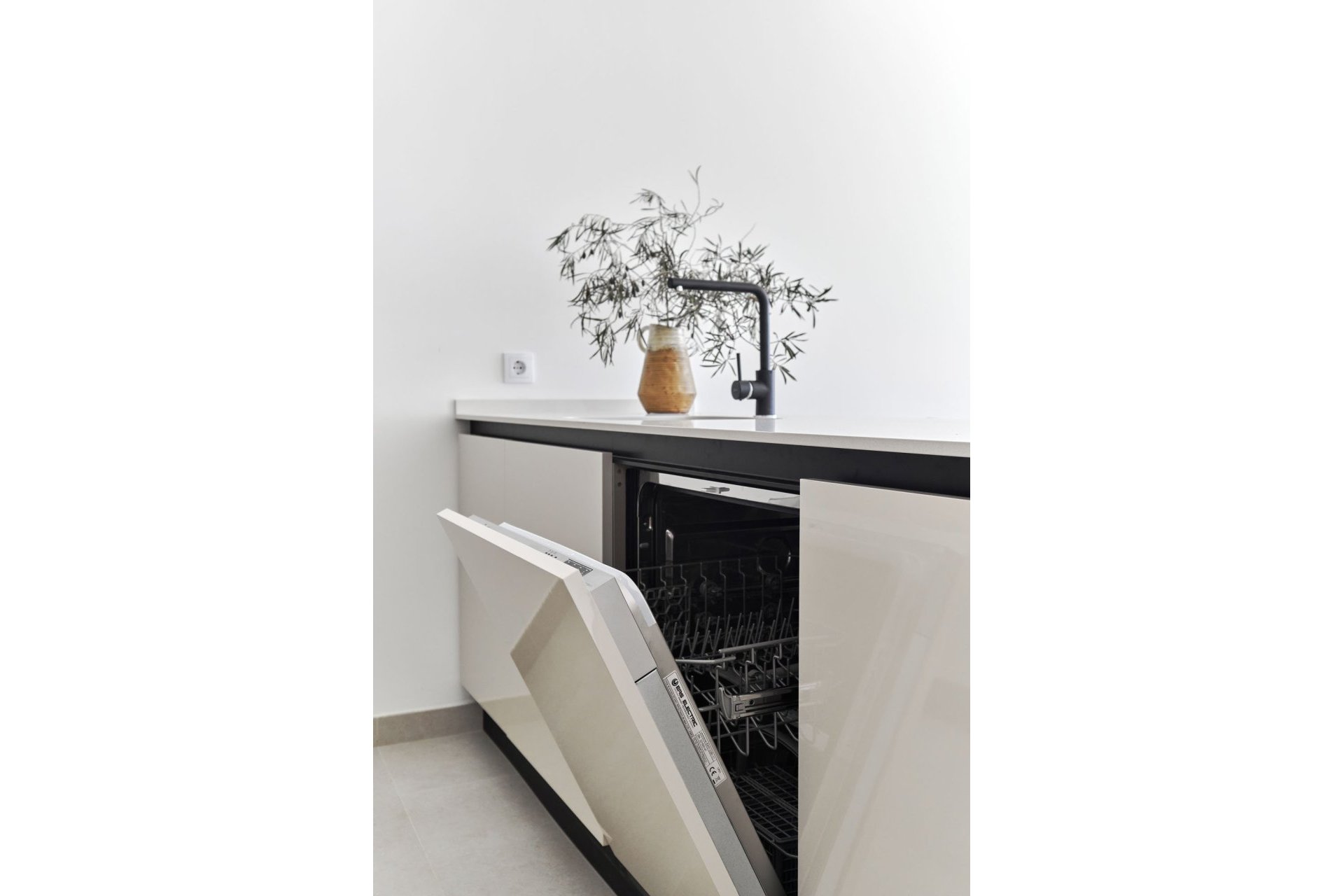 Comfortabele bungalow met tuin en solarium nabij zee in Torrevieja, 2 slaapkamers