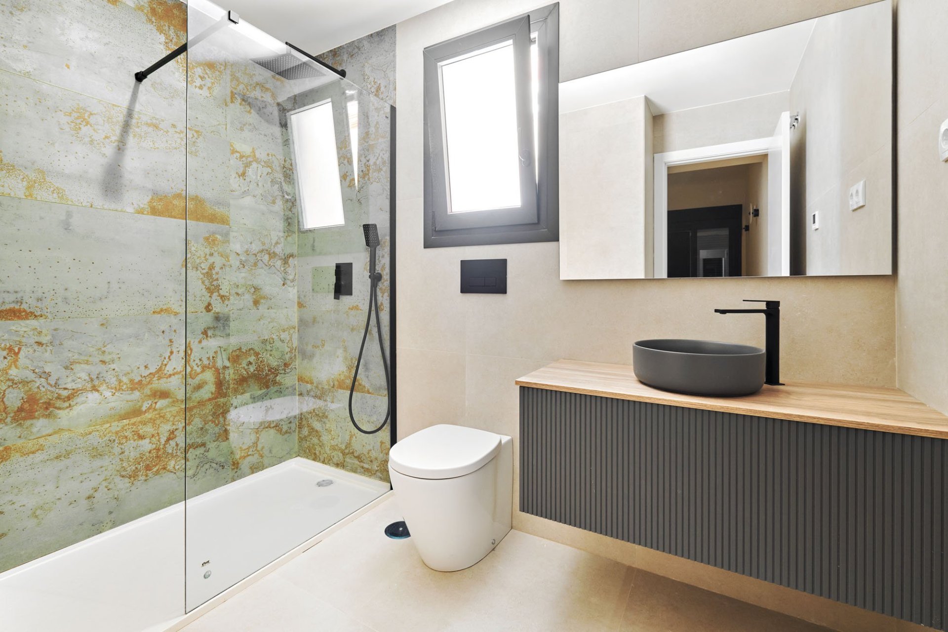 Comfortabele bungalow met tuin en solarium nabij zee in Torrevieja, 2 slaapkamers