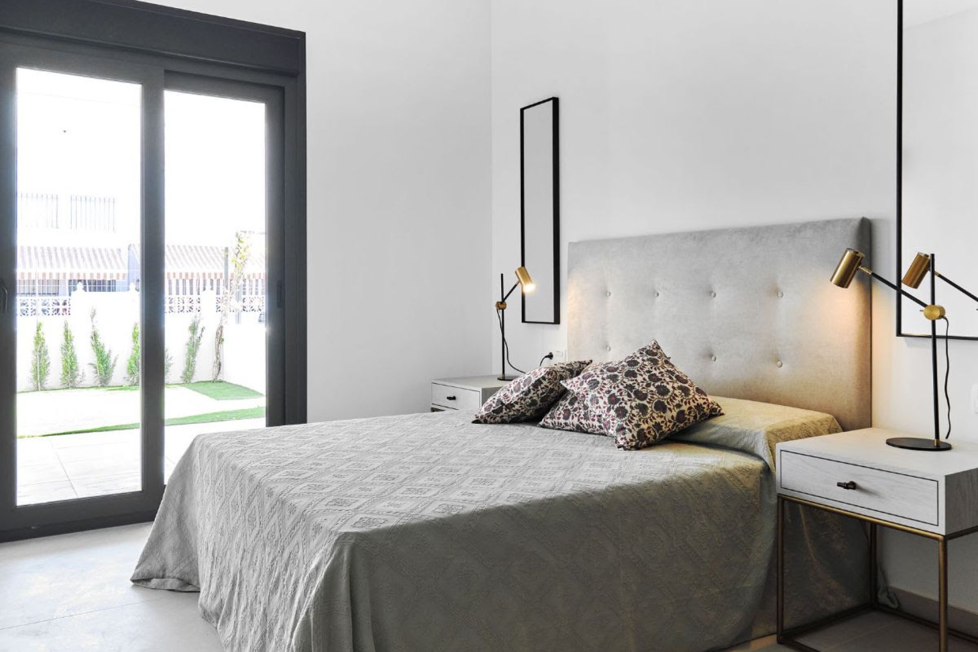 Comfortabele bungalow met tuin en solarium nabij zee in Torrevieja, 2 slaapkamers