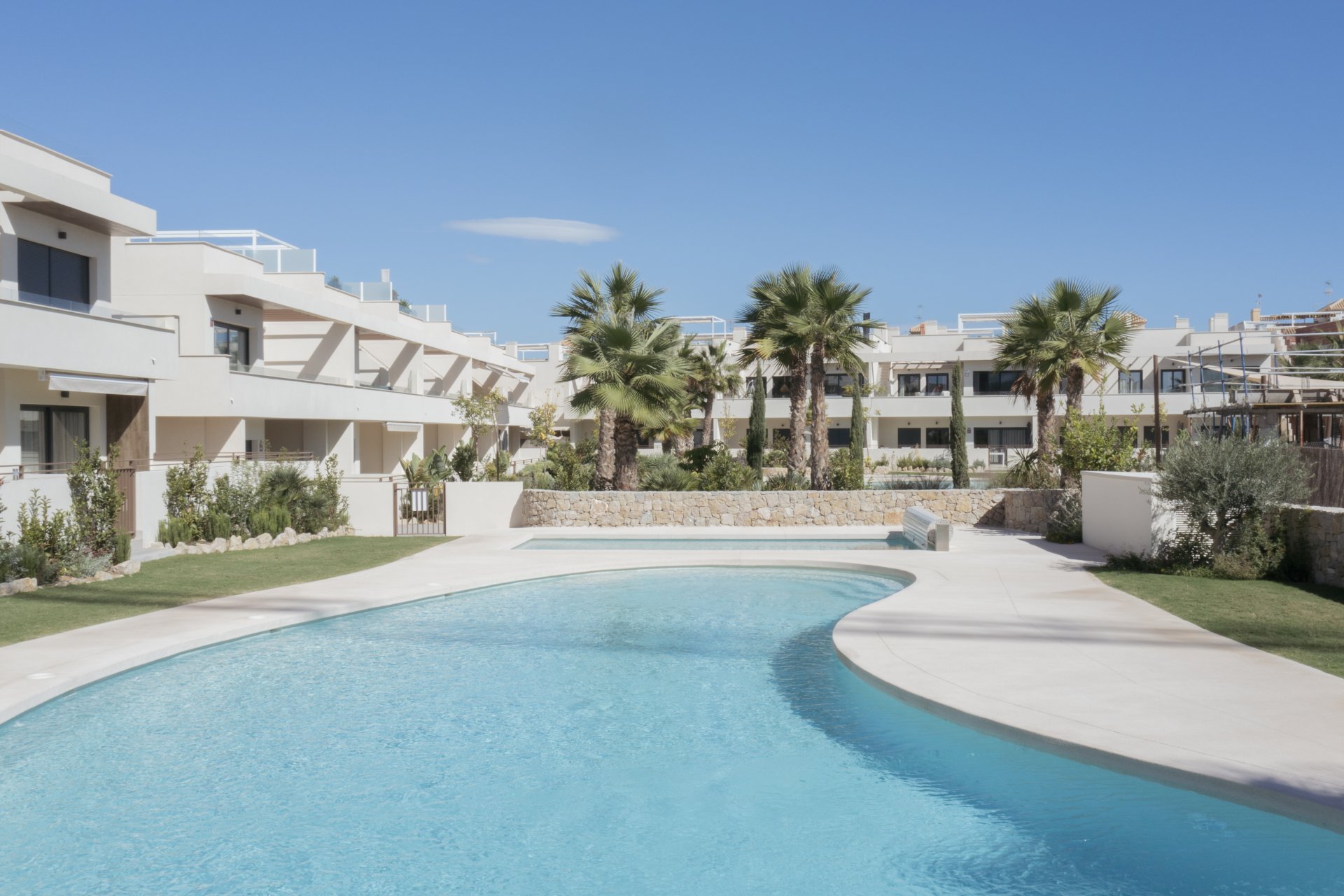 Comfortabele bungalow met tuin en solarium nabij zee in Torrevieja, 2 slaapkamers
