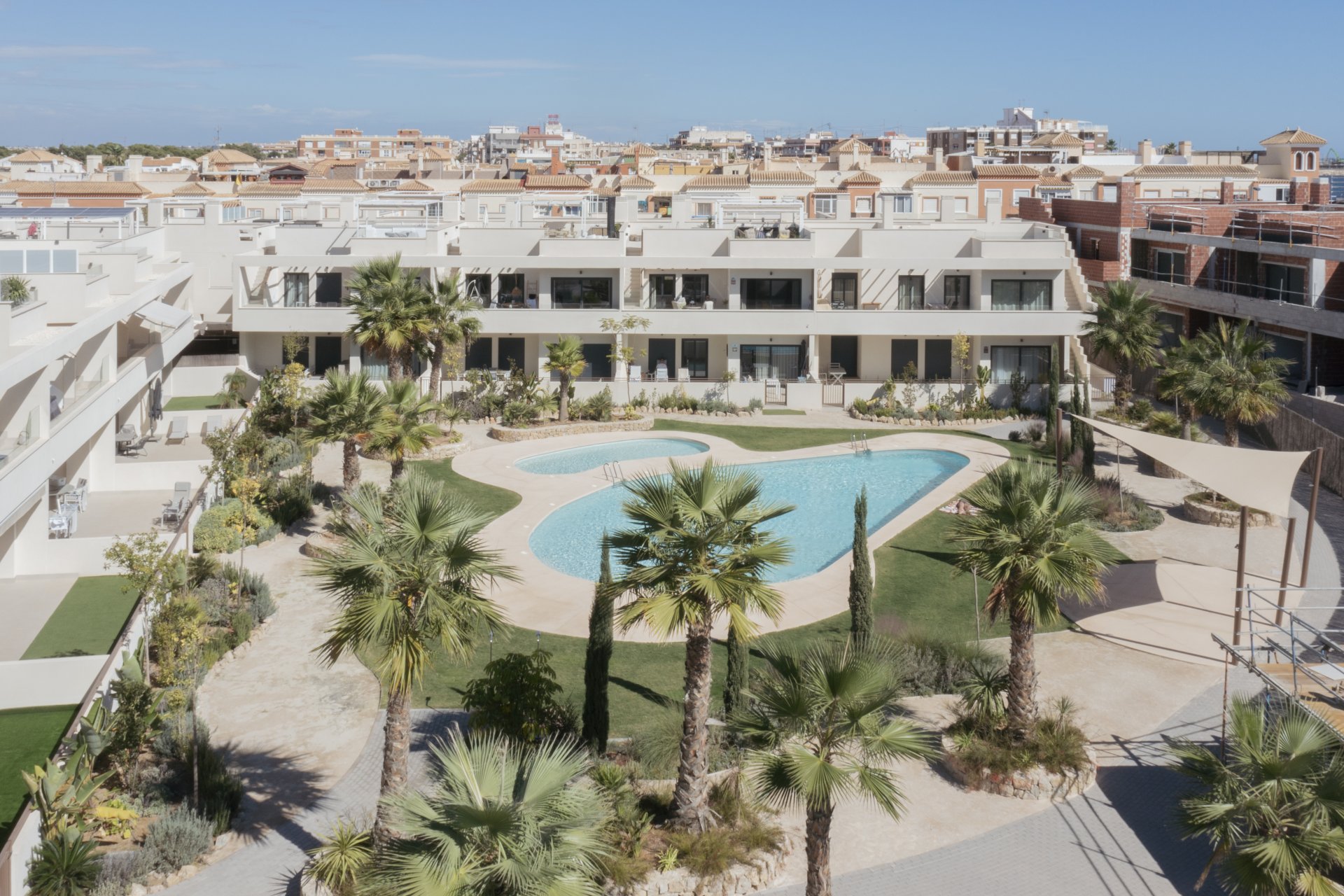 Comfortabele bungalow met tuin en solarium nabij zee in Torrevieja, 2 slaapkamers