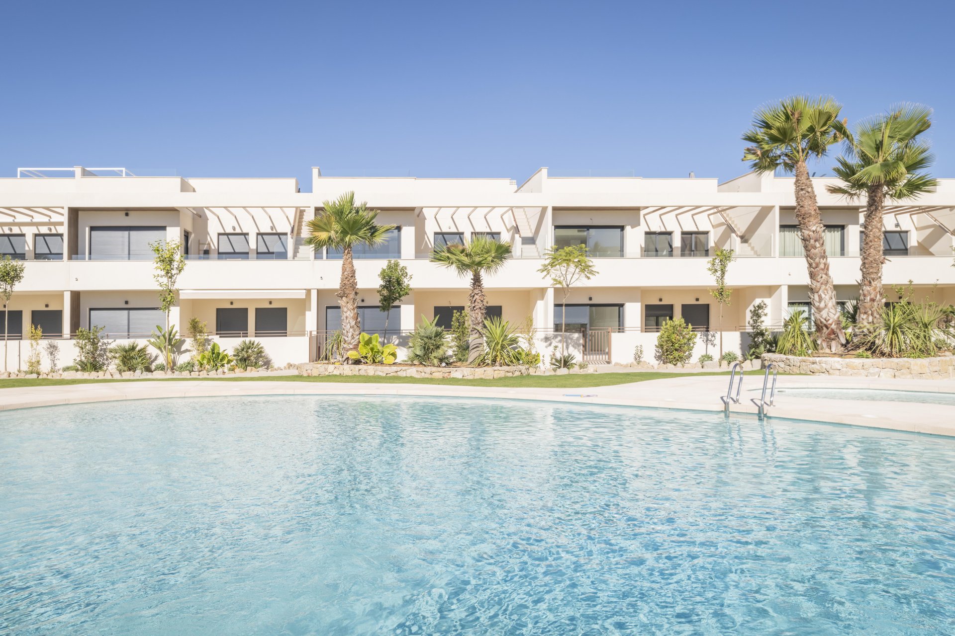 Comfortabele bungalow met tuin en solarium nabij zee in Torrevieja, 2 slaapkamers