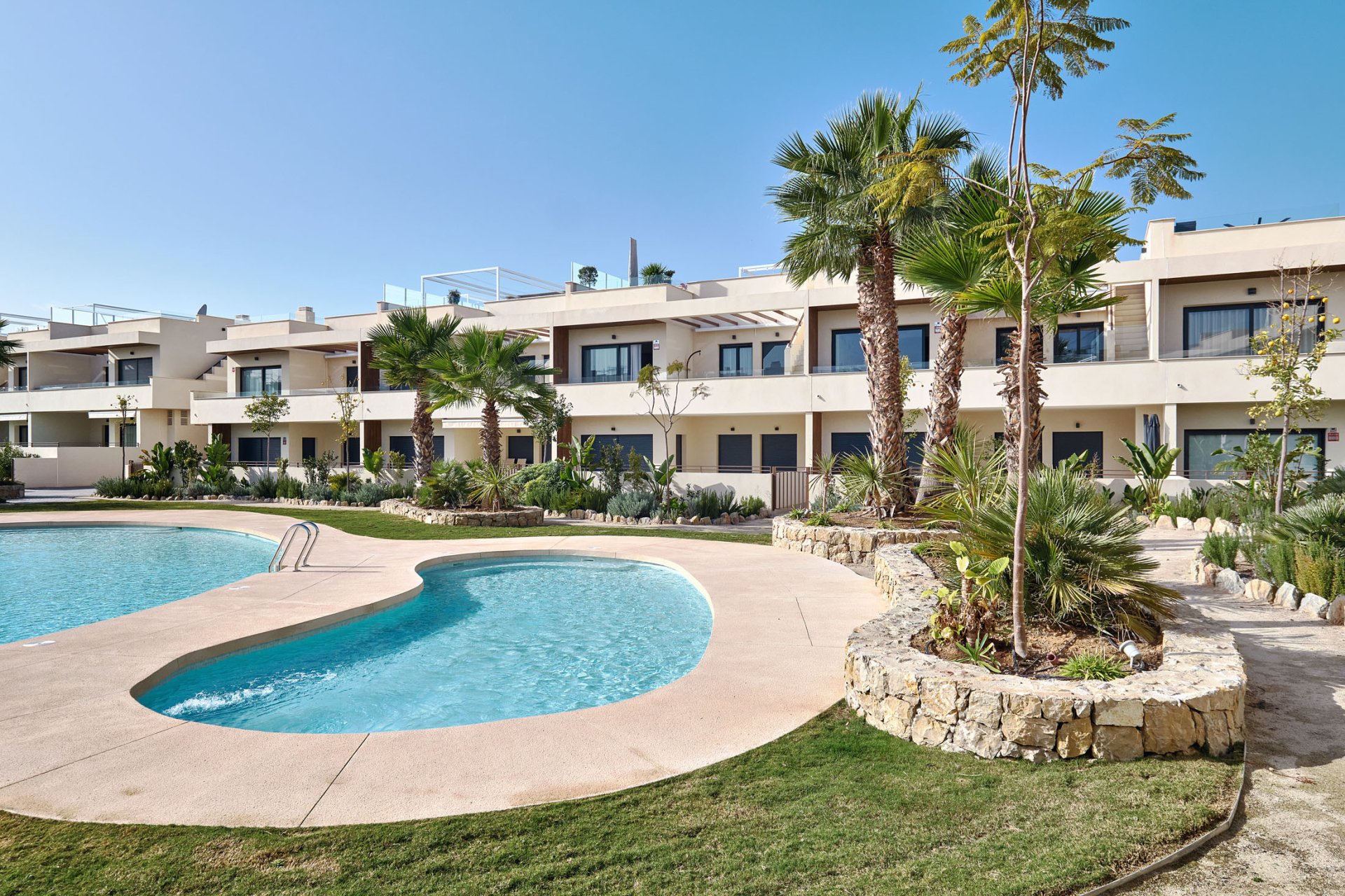 Comfortabele bungalow met tuin en solarium nabij zee in Torrevieja, 2 slaapkamers