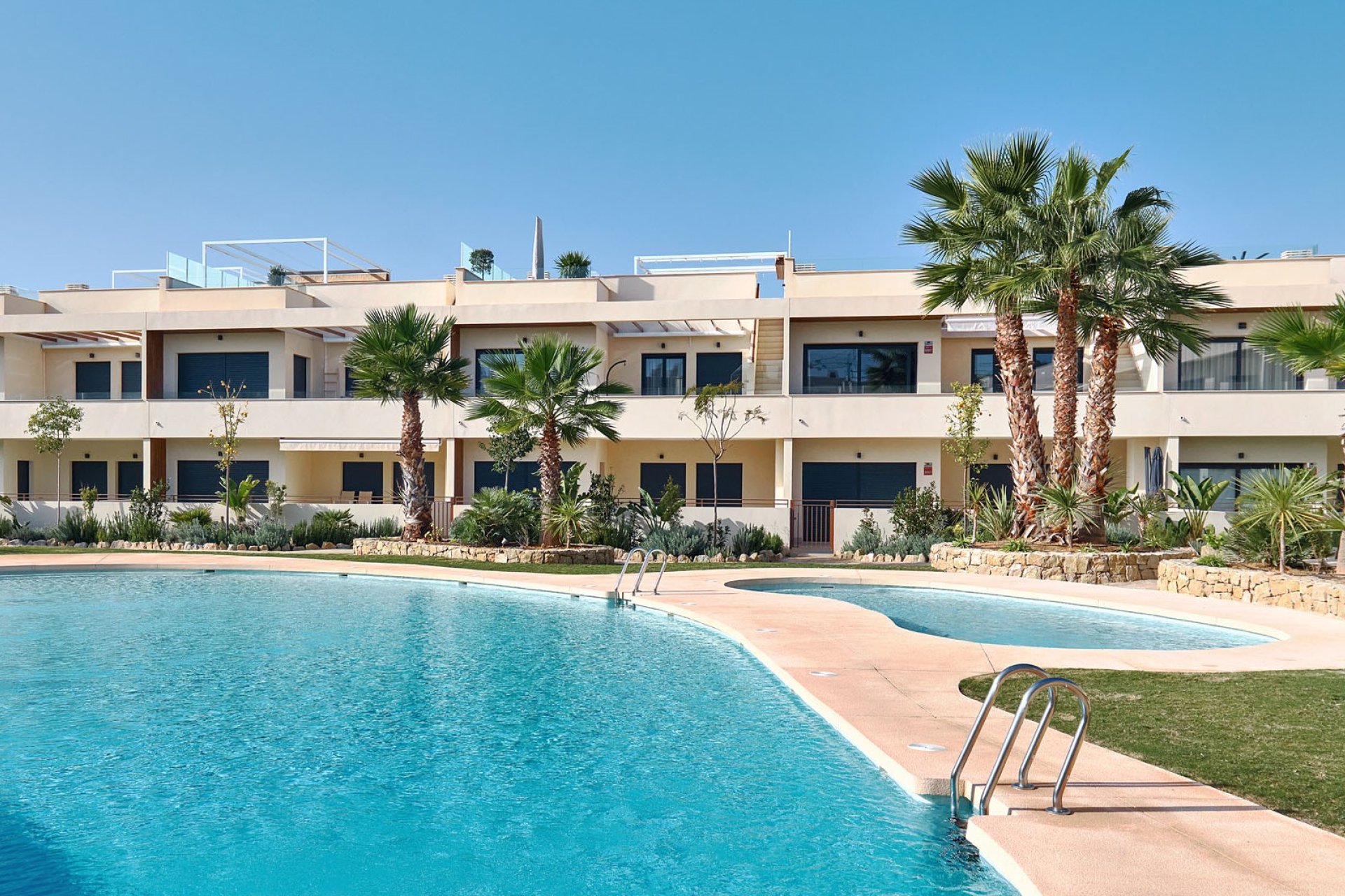 Comfortabele bungalow met tuin en solarium nabij zee in Torrevieja, 2 slaapkamers