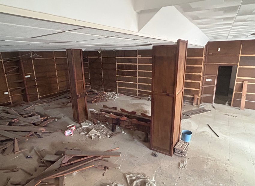 Commercial space for sale in Jacarilla – 160 m² investment opportunity for renovation