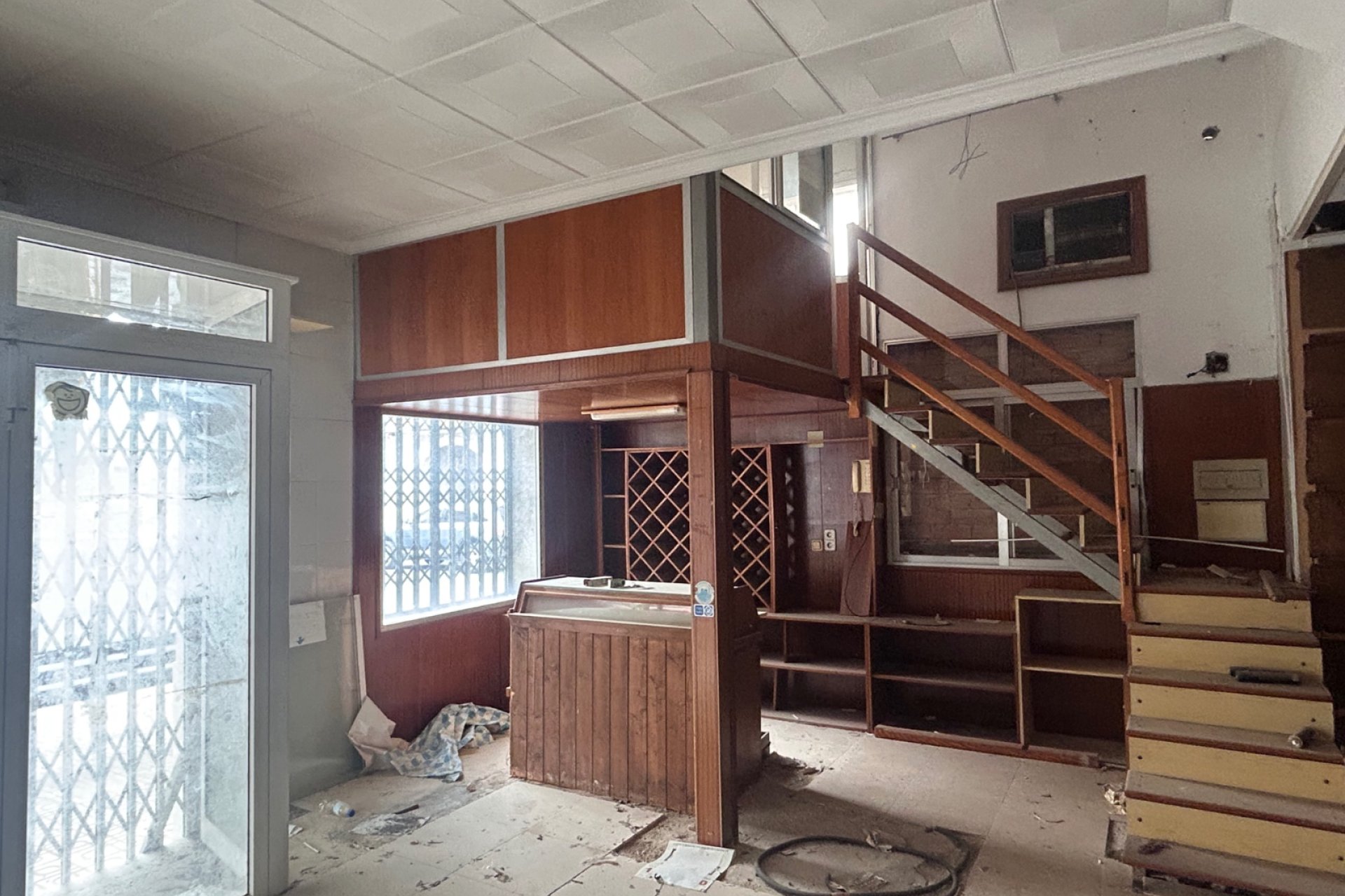 Commercial space for sale in Jacarilla – 160 m² investment opportunity for renovation