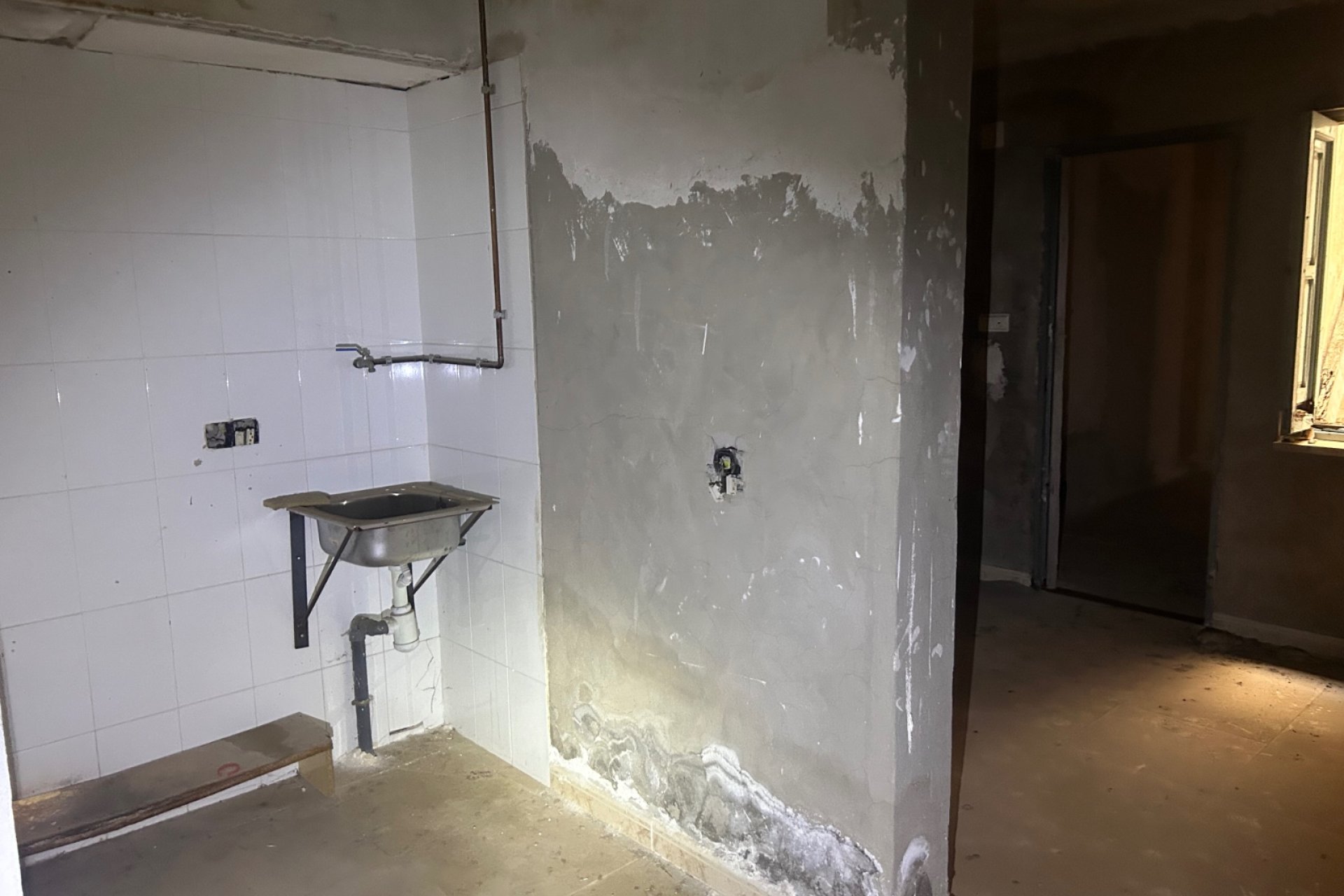 Commercial space for sale in Jacarilla – 160 m² investment opportunity for renovation