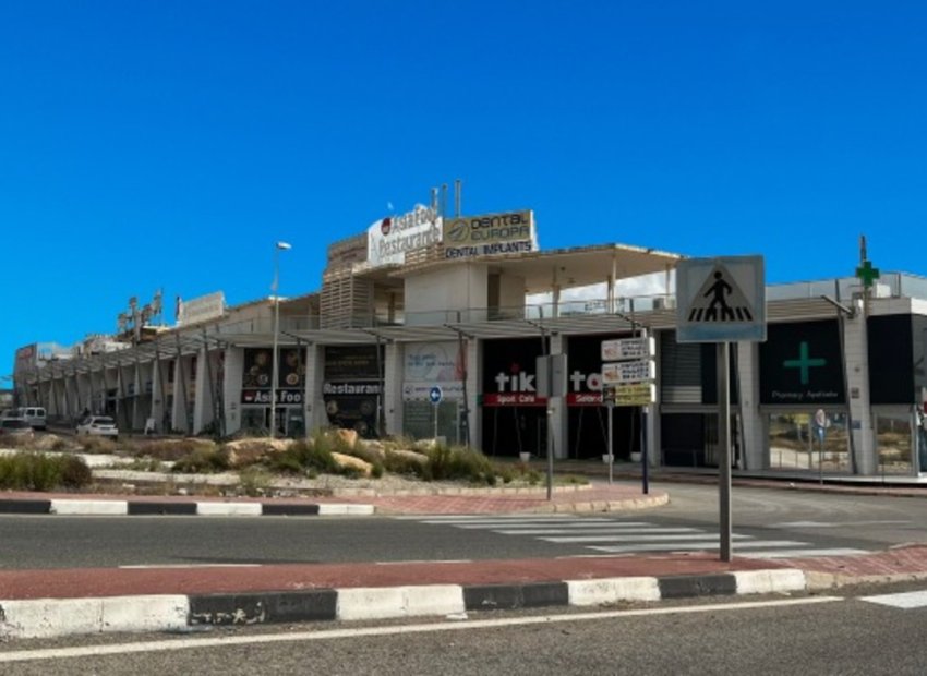 Commercieel pand te koop in Ciudad Quesada met huurinkomsten