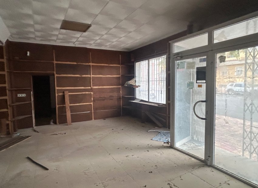 Commerciële ruimte te koop in Jacarilla – 160 m² investeringskans voor renovatie