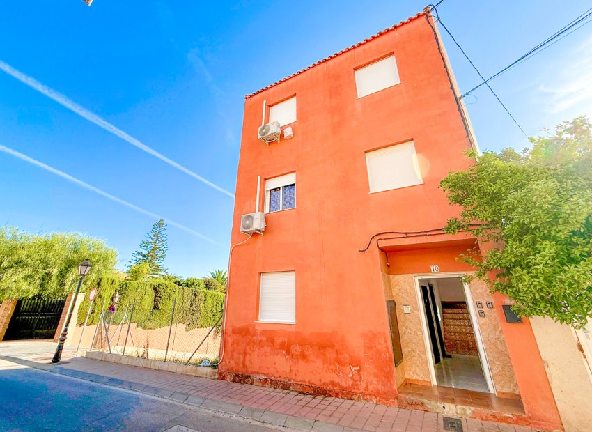 Complejo de apartamentos en San Miguel de Salinas con licencia de alquiler