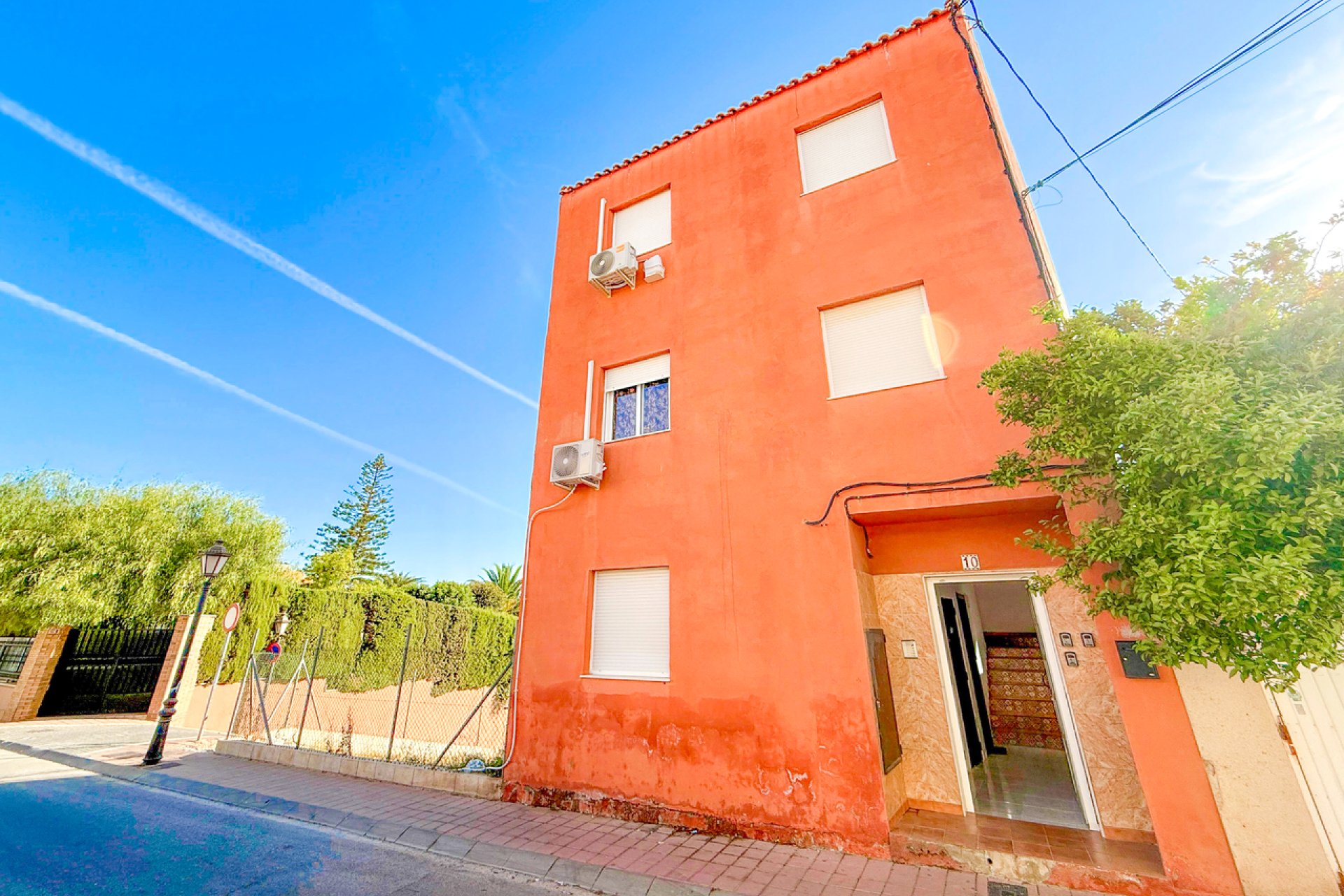 Complejo de apartamentos en San Miguel de Salinas con licencia de alquiler