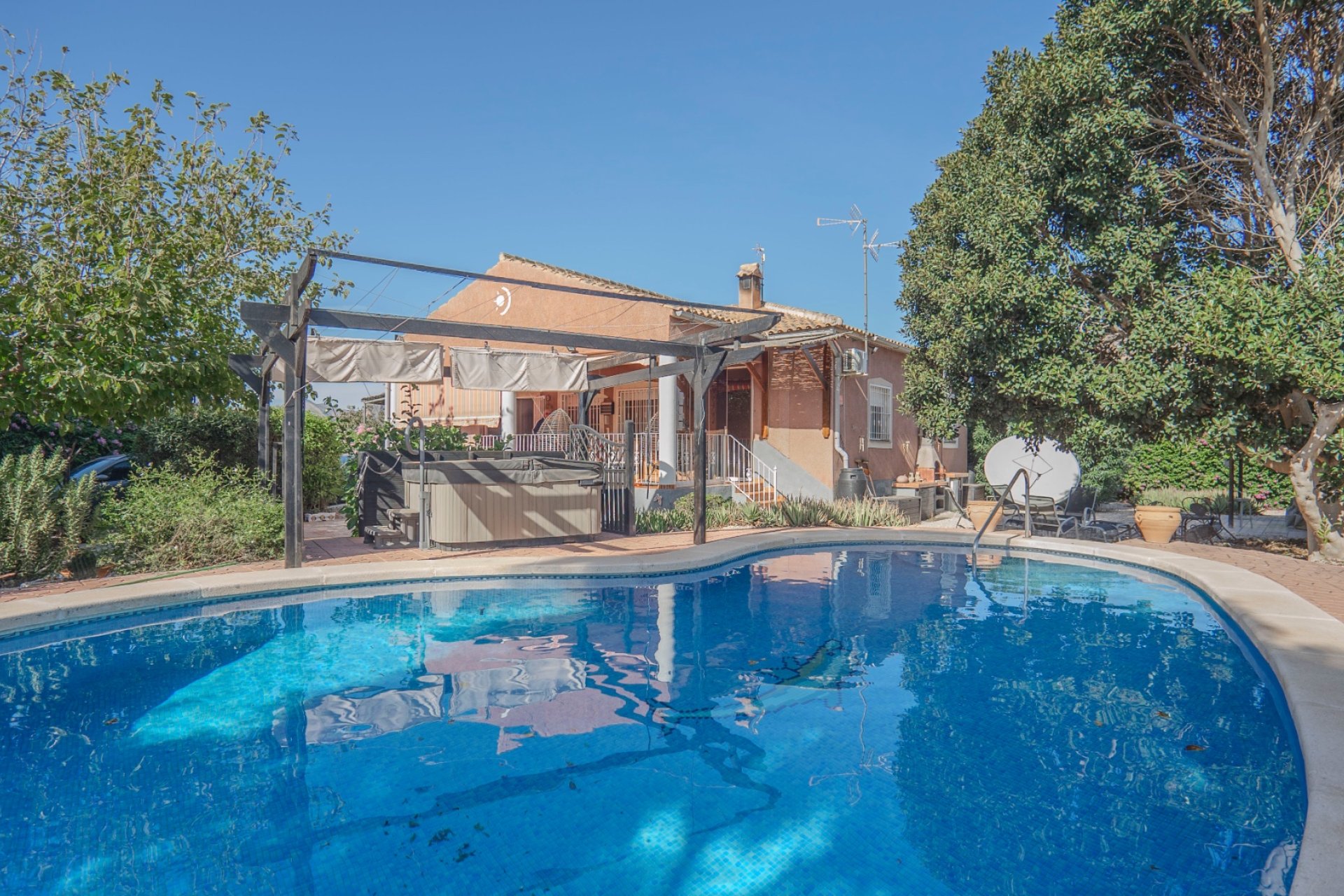 Country house with private pool, mountain views, and 3 bedrooms in Orihuela