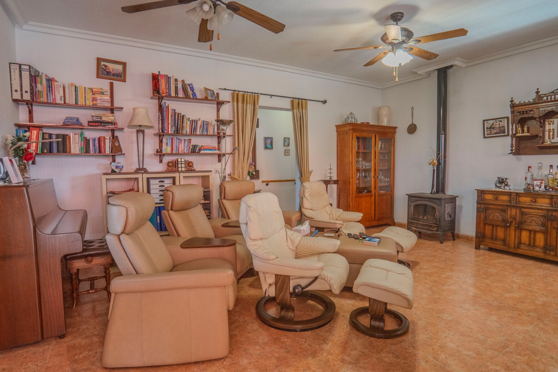 Country house with private pool, mountain views, and 3 bedrooms in Orihuela