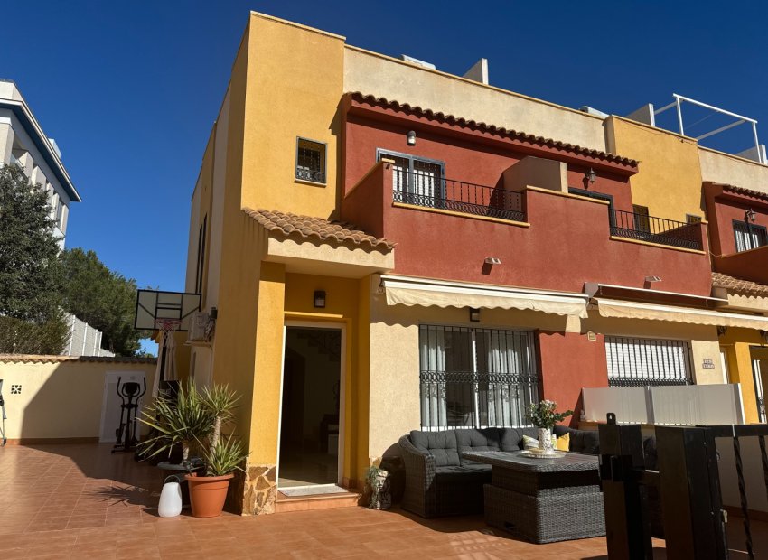 Cozy 3-bedroom townhouse with communal pool in Orihuela Costa