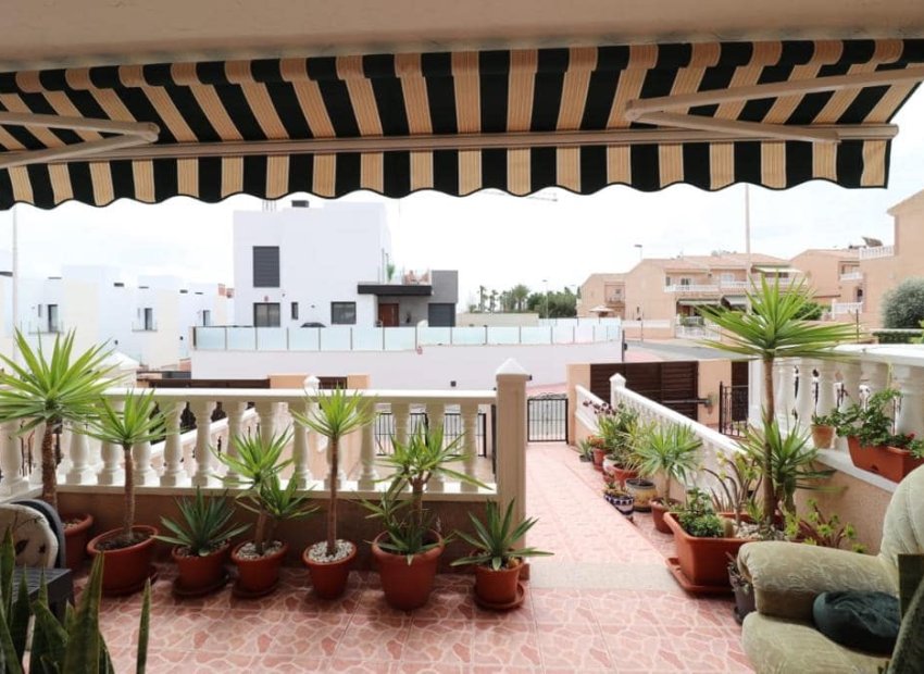 Cozy townhouse in Orihuela Costa with 3 bedrooms, pool and garage