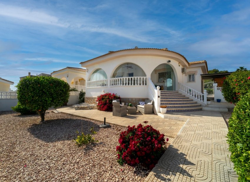 Detached home with a garden and communal pool in Monteazul, Benijófar