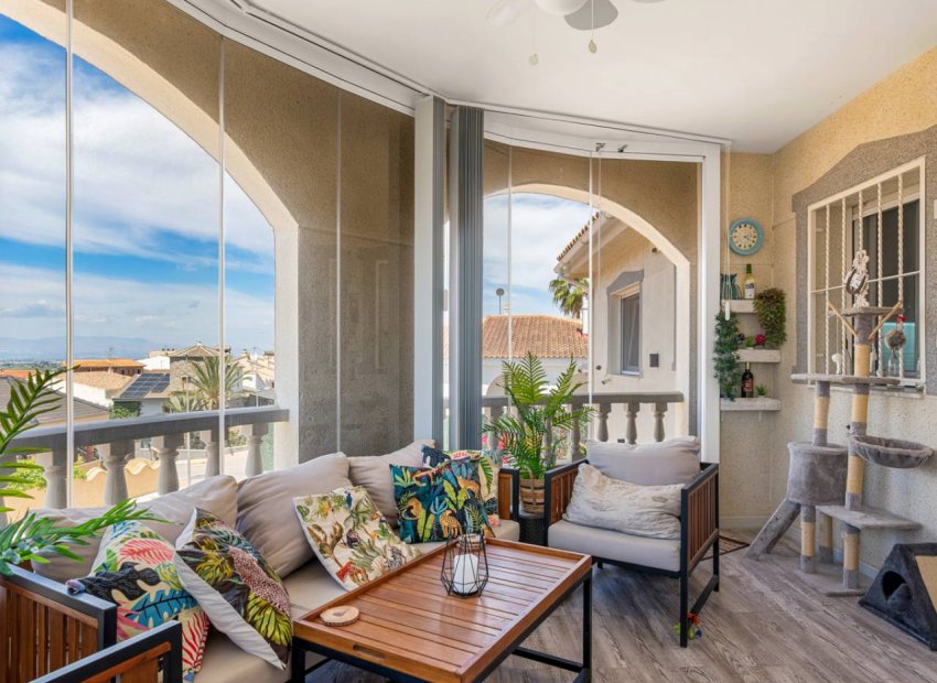 Detached luxury villa with 6 bedrooms, a private pool, and a separate apartment in Benijofar