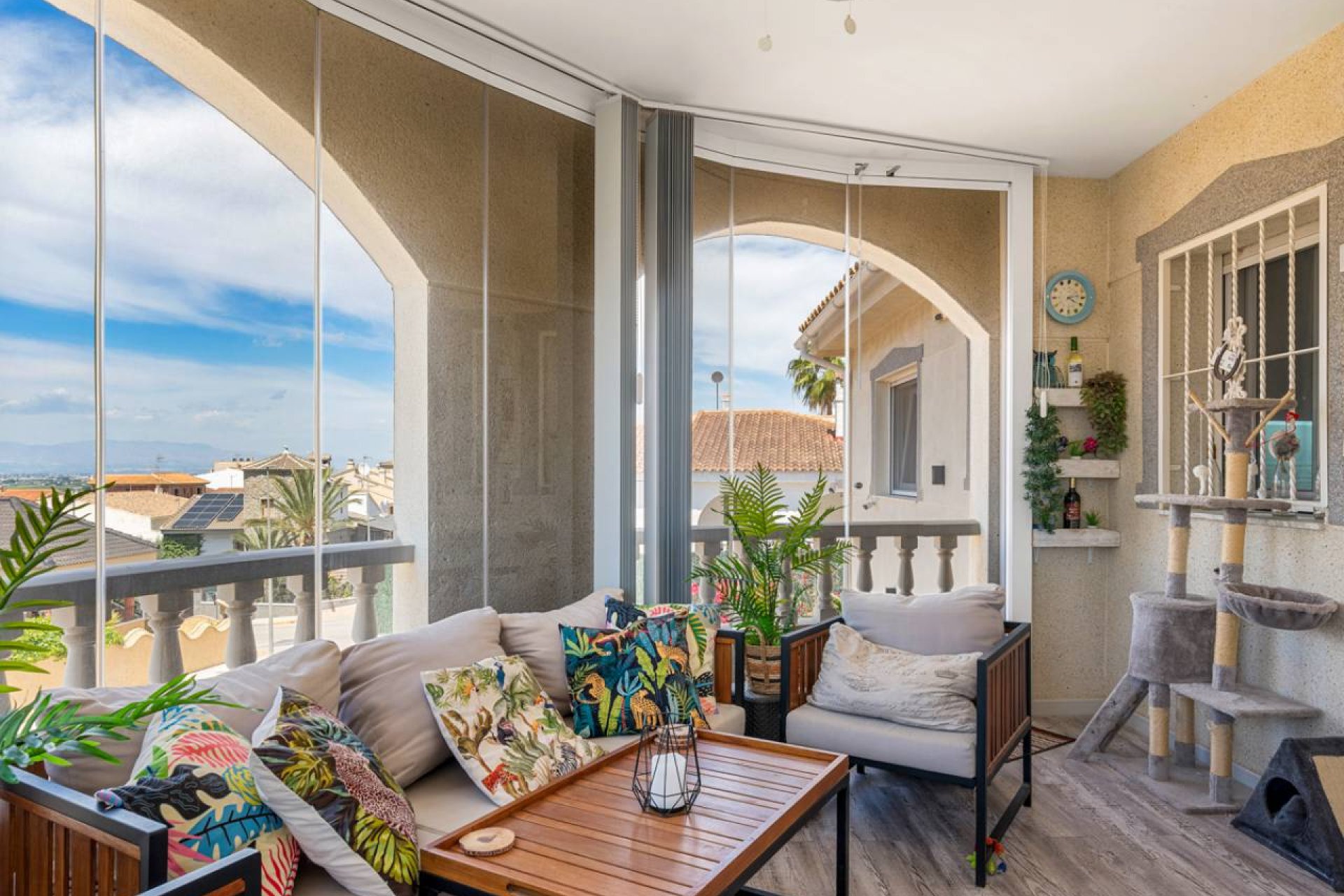 Detached luxury villa with 6 bedrooms, a private pool, and a separate apartment in Benijofar