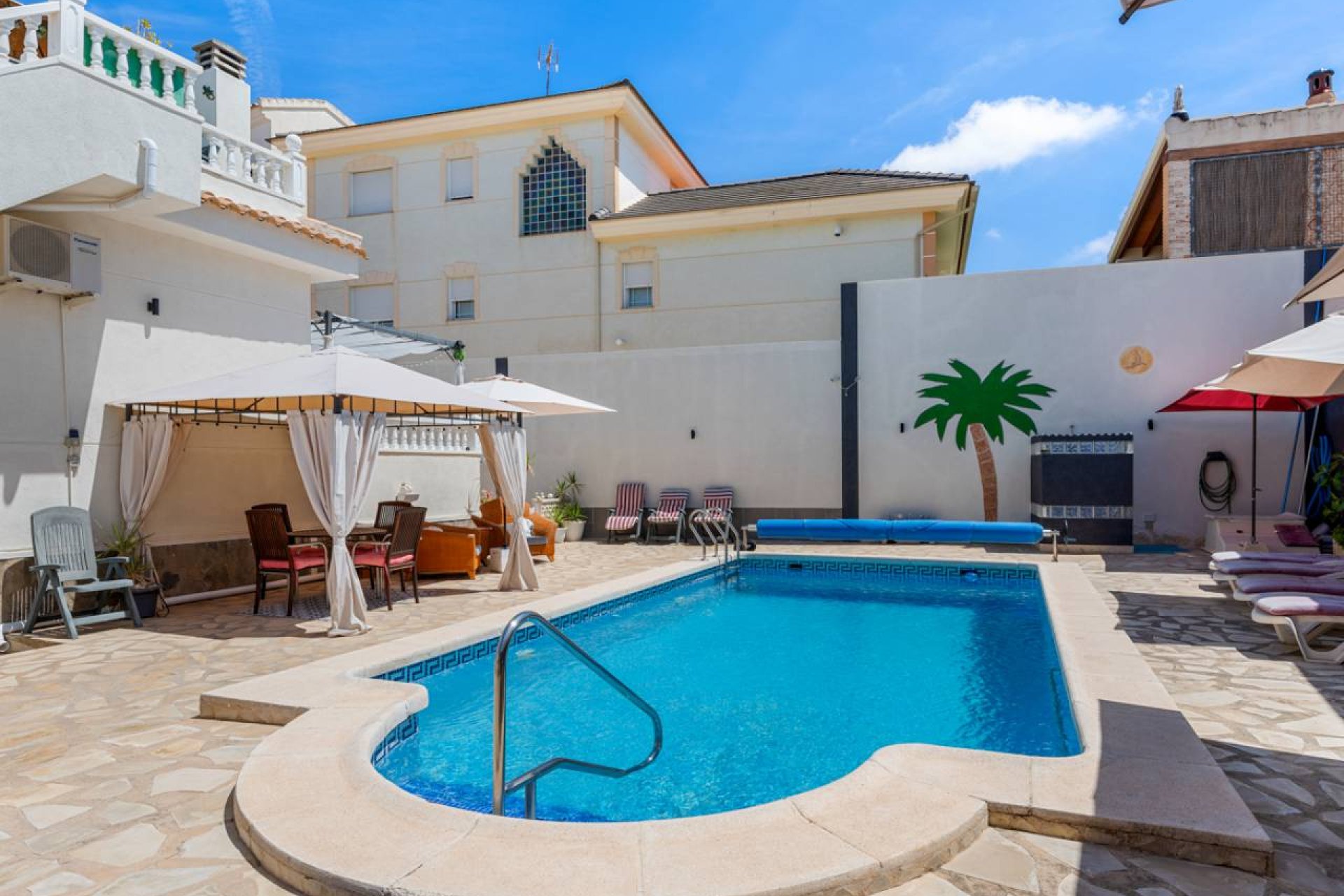 Detached luxury villa with 6 bedrooms, a private pool, and a separate apartment in Benijofar