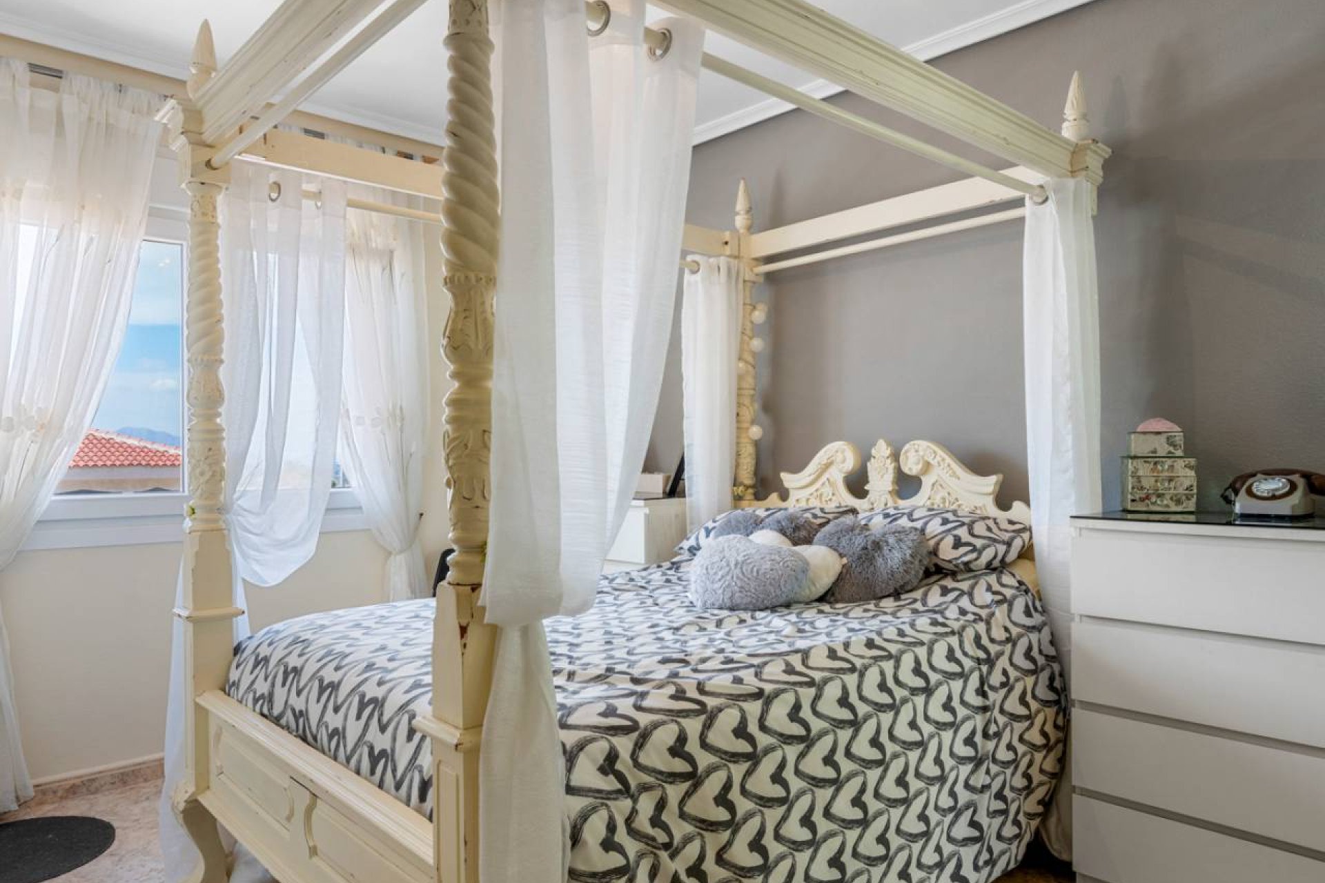 Detached luxury villa with 6 bedrooms, a private pool, and a separate apartment in Benijofar