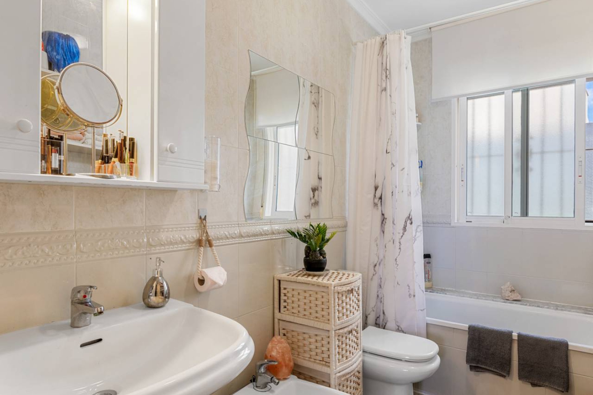 Detached luxury villa with 6 bedrooms, a private pool, and a separate apartment in Benijofar