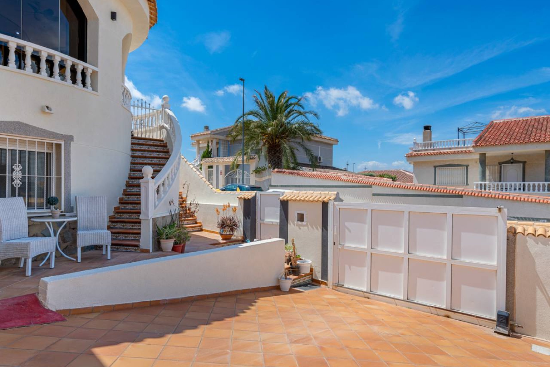 Detached luxury villa with 6 bedrooms, a private pool, and a separate apartment in Benijofar