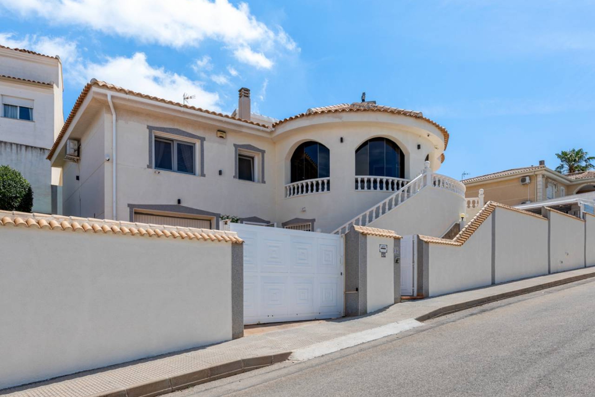 Detached luxury villa with 6 bedrooms, a private pool, and a separate apartment in Benijofar
