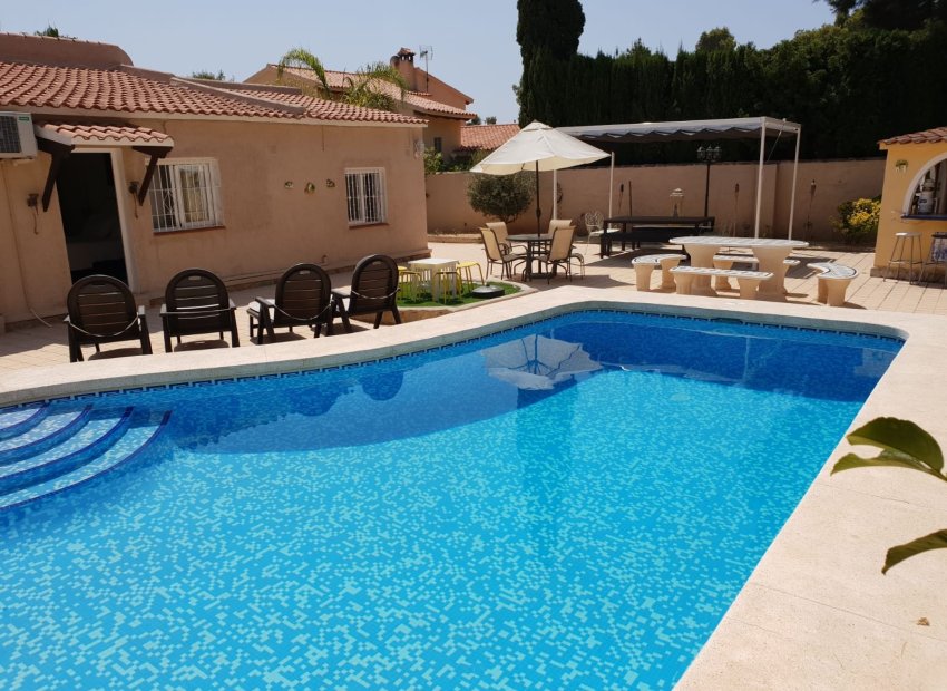Detached villa with private pool and garden in quiet Alfaz del Pi, 3 bedrooms