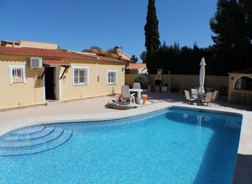 Detached villa with private pool and garden in quiet Alfaz del Pi, 3 bedrooms