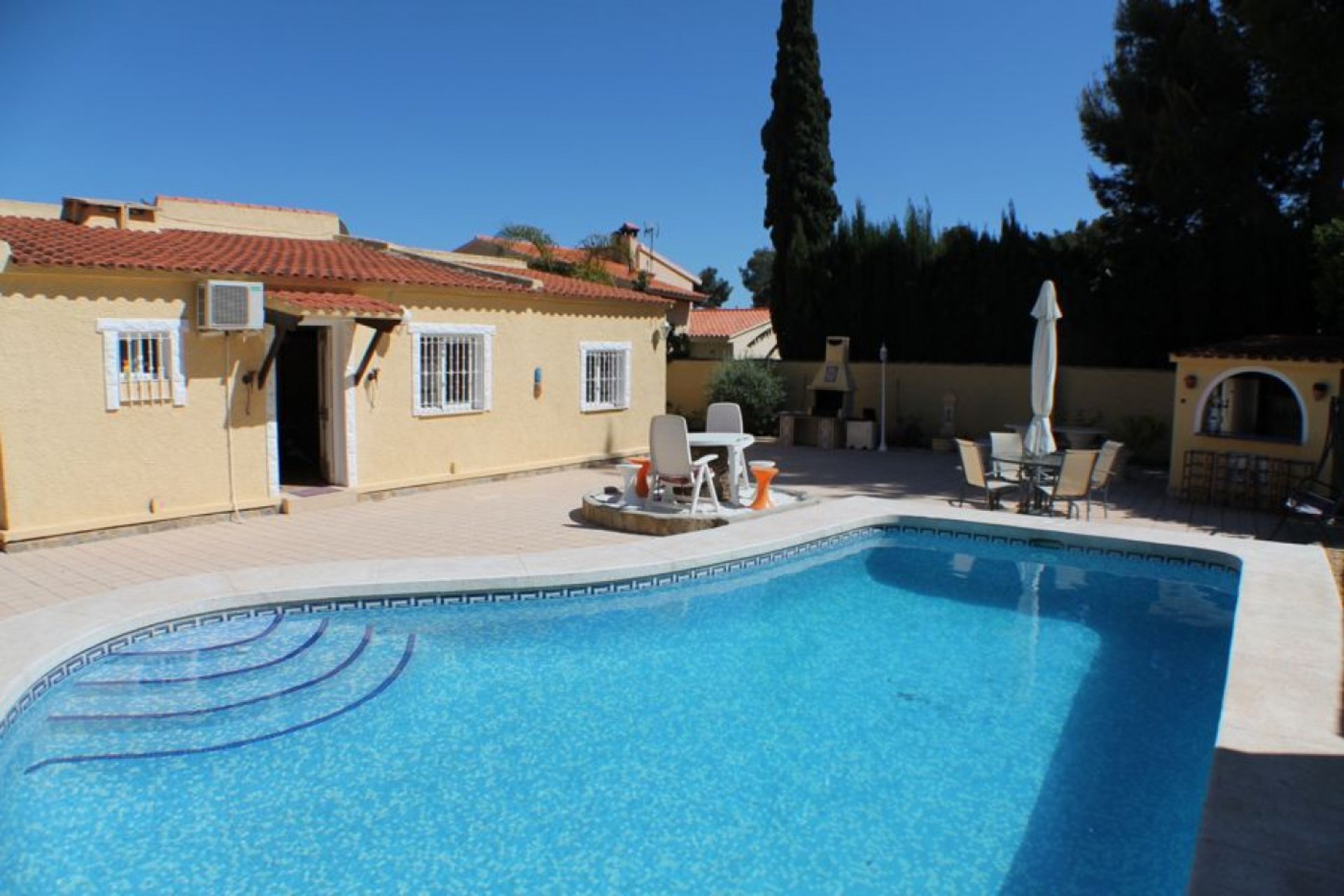 Detached villa with private pool and garden in quiet Alfaz del Pi, 3 bedrooms
