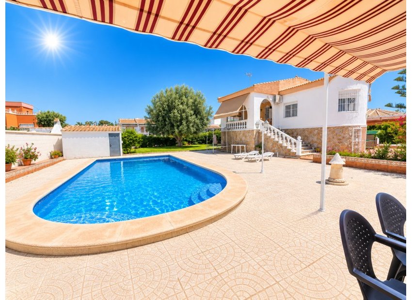 Detached villa with private pool in Torrevieja, 5 bedrooms