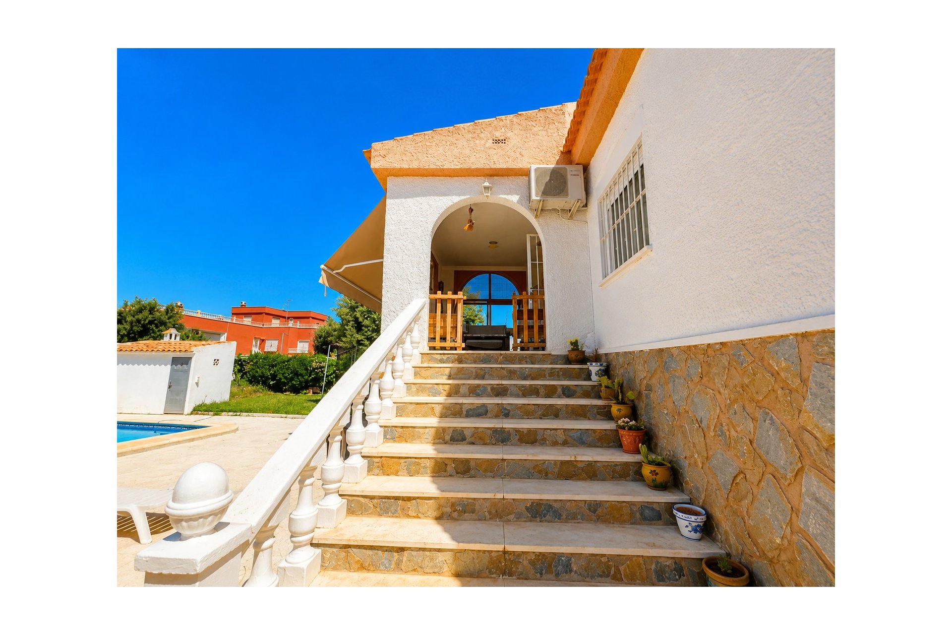 Detached villa with private pool in Torrevieja, 5 bedrooms