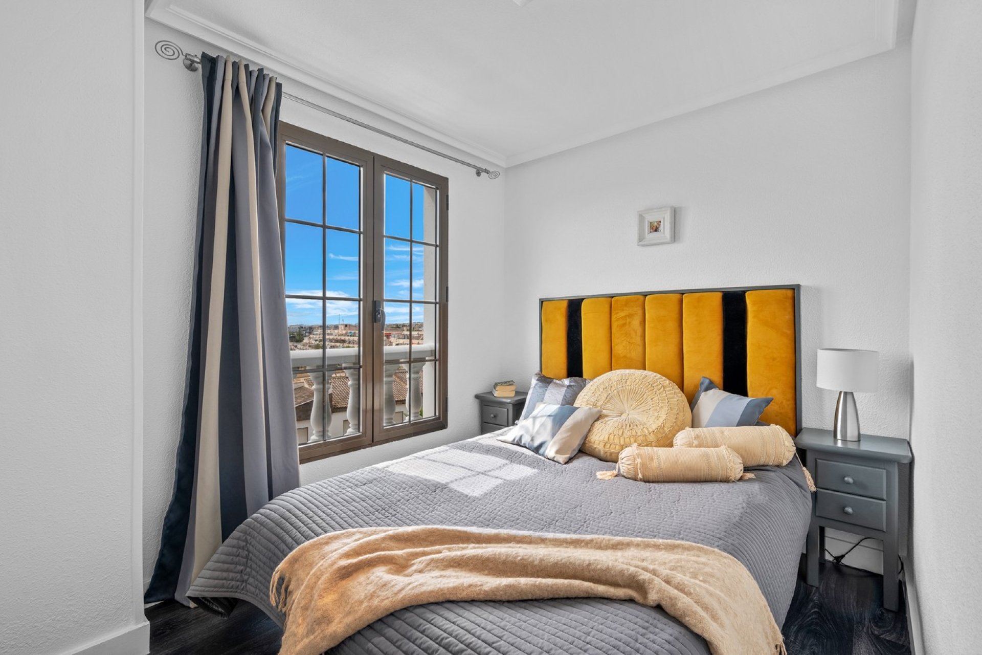 Duplex penthouse with ocean views and a pool in Punta Prima, Torrevieja, 700 meters from the beach