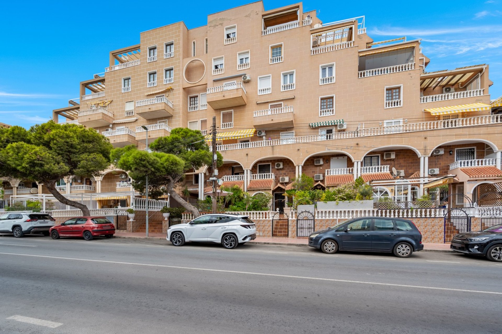 Duplex penthouse with ocean views and a pool in Punta Prima, Torrevieja, 700 meters from the beach