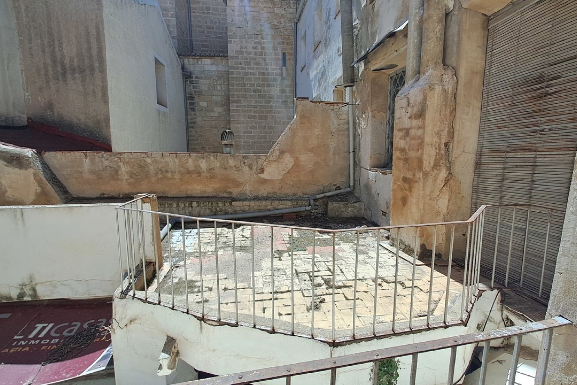 Edificio histórico único en Orihuela con potencial de inversión y vistas a la montaña