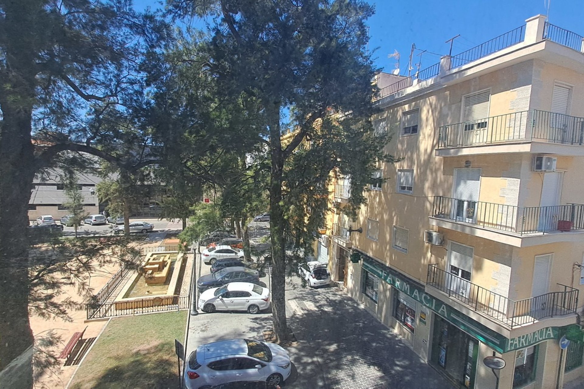 Edificio histórico único en Orihuela con potencial de inversión y vistas a la montaña