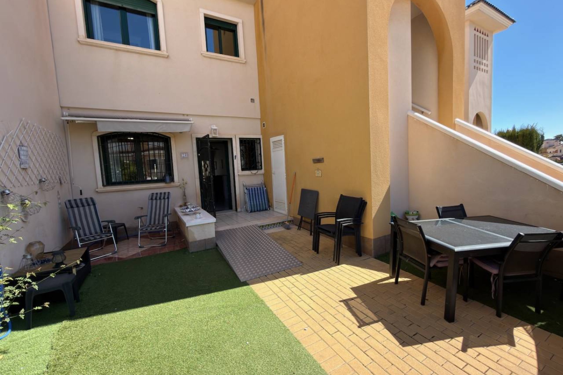 ﻿Elegant 2-bedroom apartment in Ciudad Quesada with a pool and garden