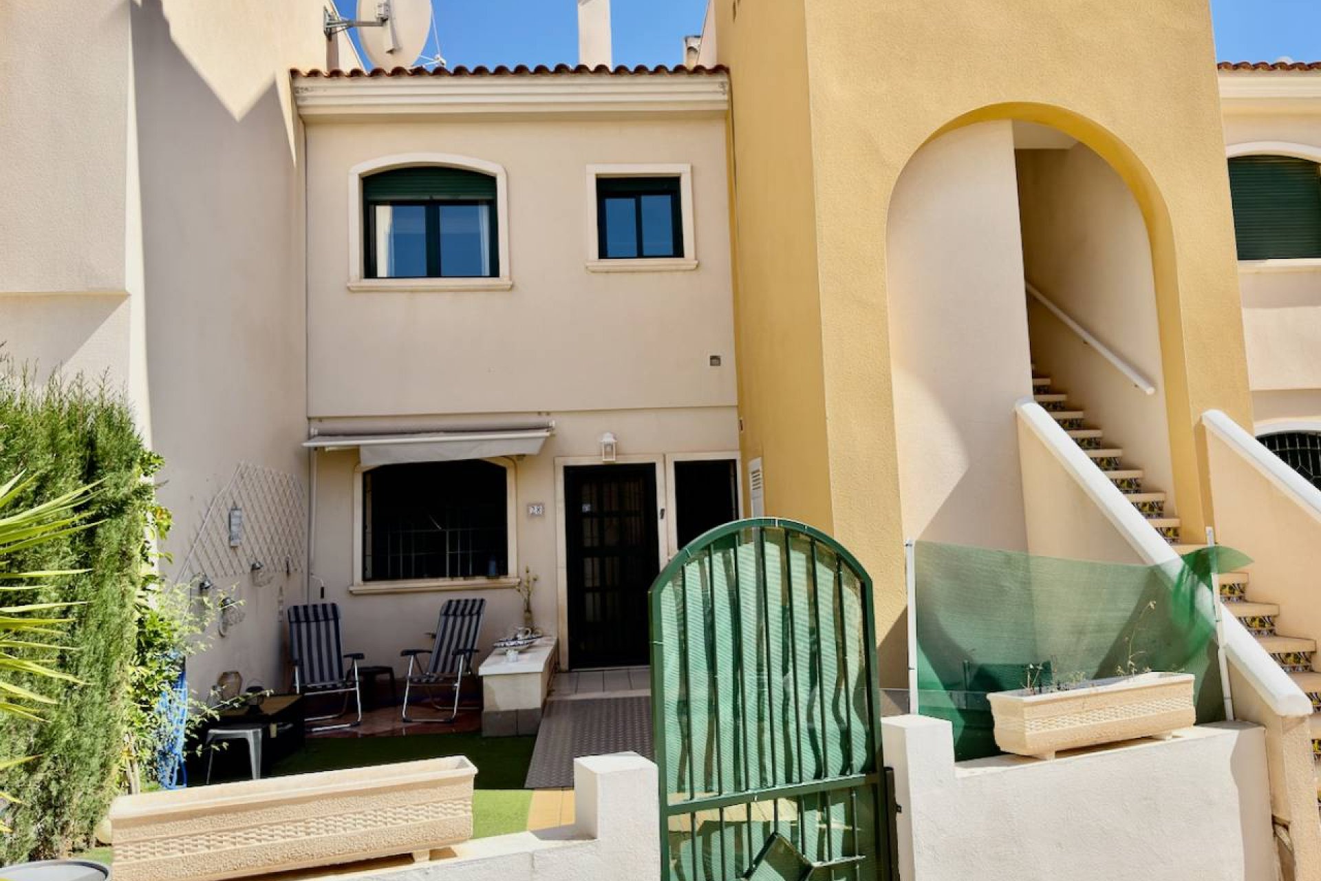 ﻿Elegant 2-bedroom apartment in Ciudad Quesada with a pool and garden