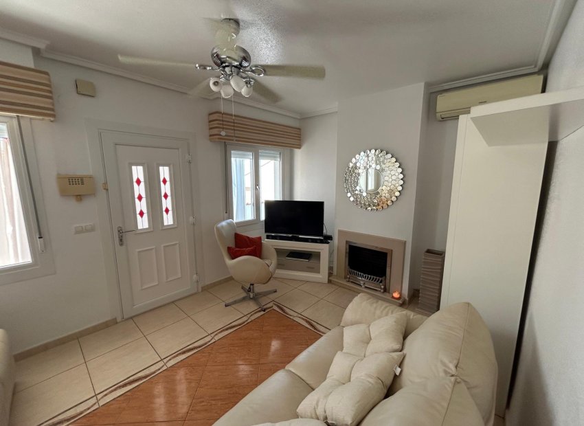 ﻿Elegante villa Sabina con piscina privada y 2 dormitorios en Ciudad Quesada