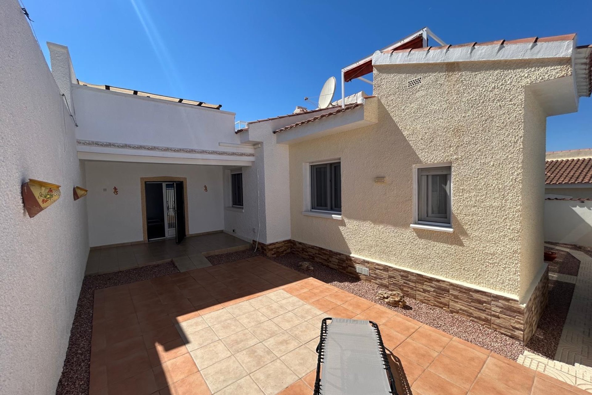 ﻿Elegante villa Sabina con piscina privada y 2 dormitorios en Ciudad Quesada