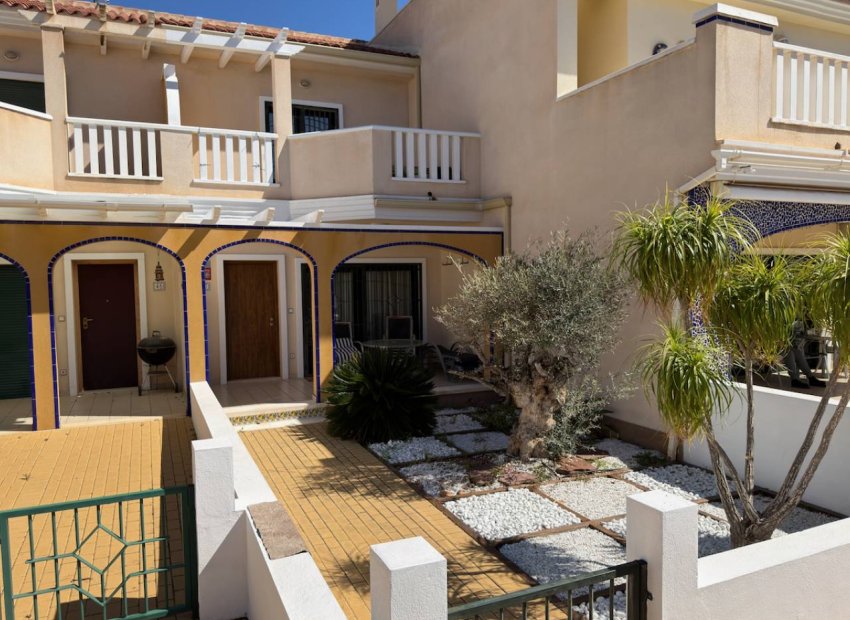 Elegante vivienda unifamiliar de 3 dormitorios con jardín y piscina comunitaria en Ciudad Quesada