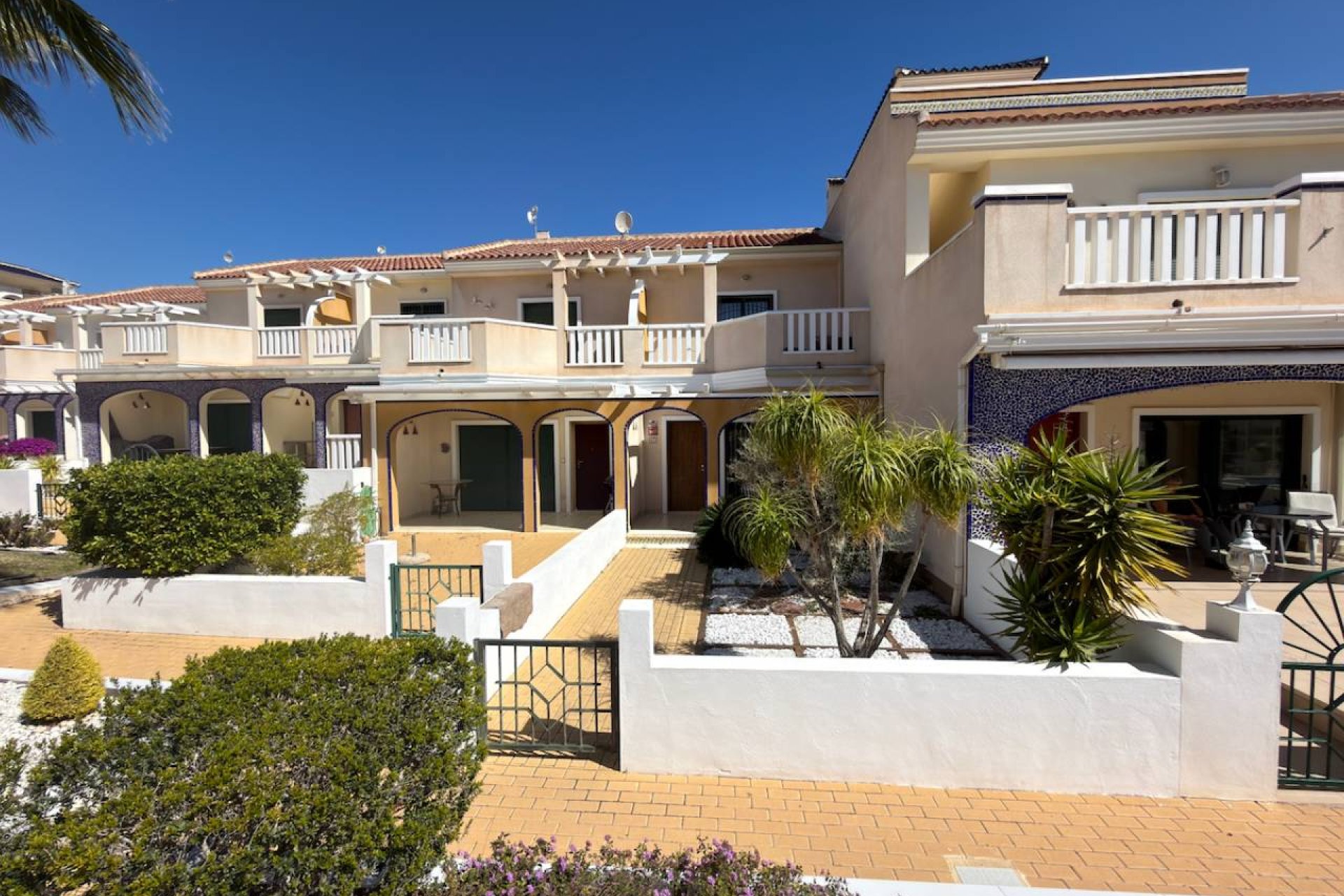 Elegante vivienda unifamiliar de 3 dormitorios con jardín y piscina comunitaria en Ciudad Quesada